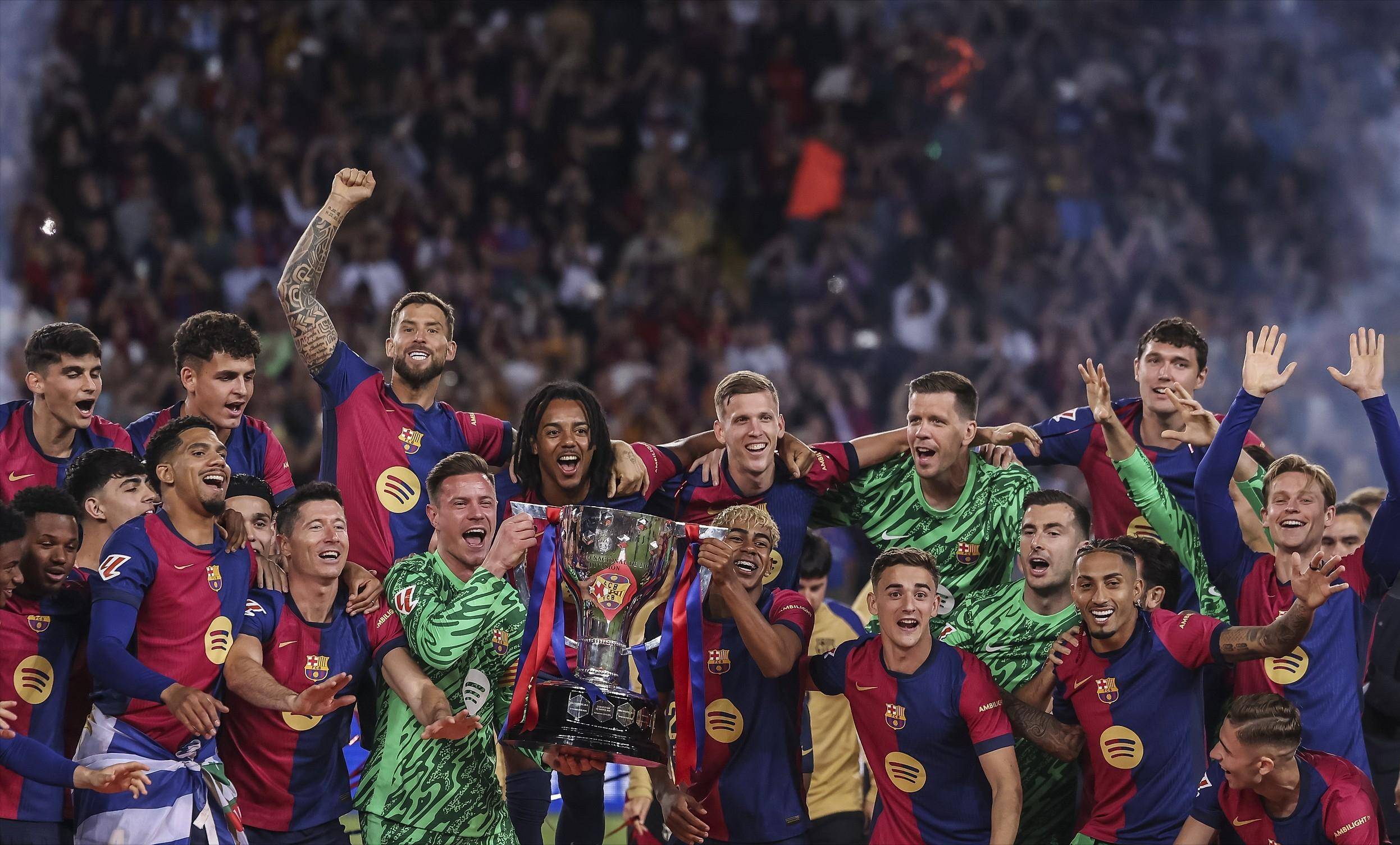 你是哪边的？本菲卡门将特鲁宾扑点后被队友阿劳若补射进球