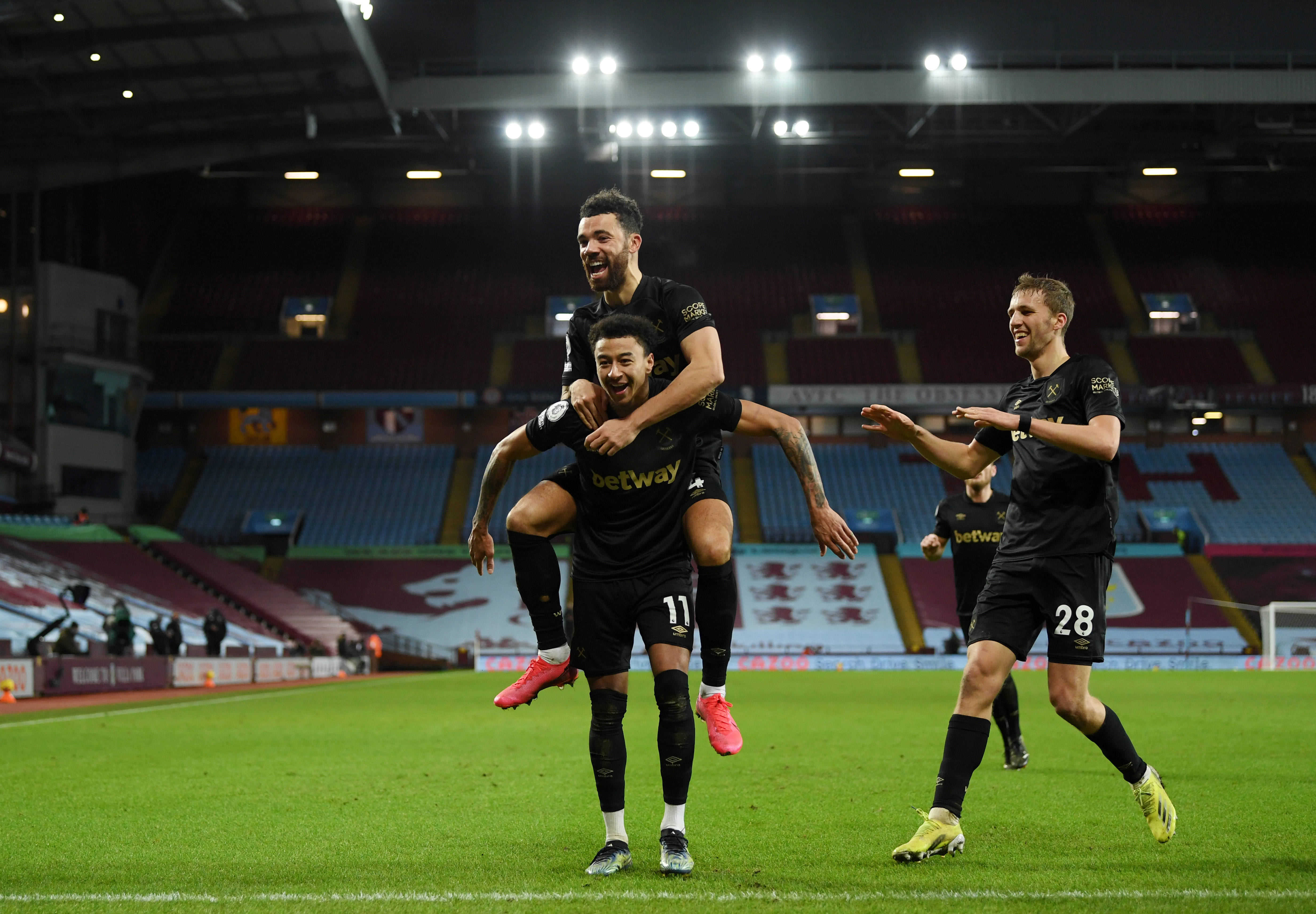 图片报：因两名前锋状态差，多特考虑冬窗签维罗纳前锋焦瓦内