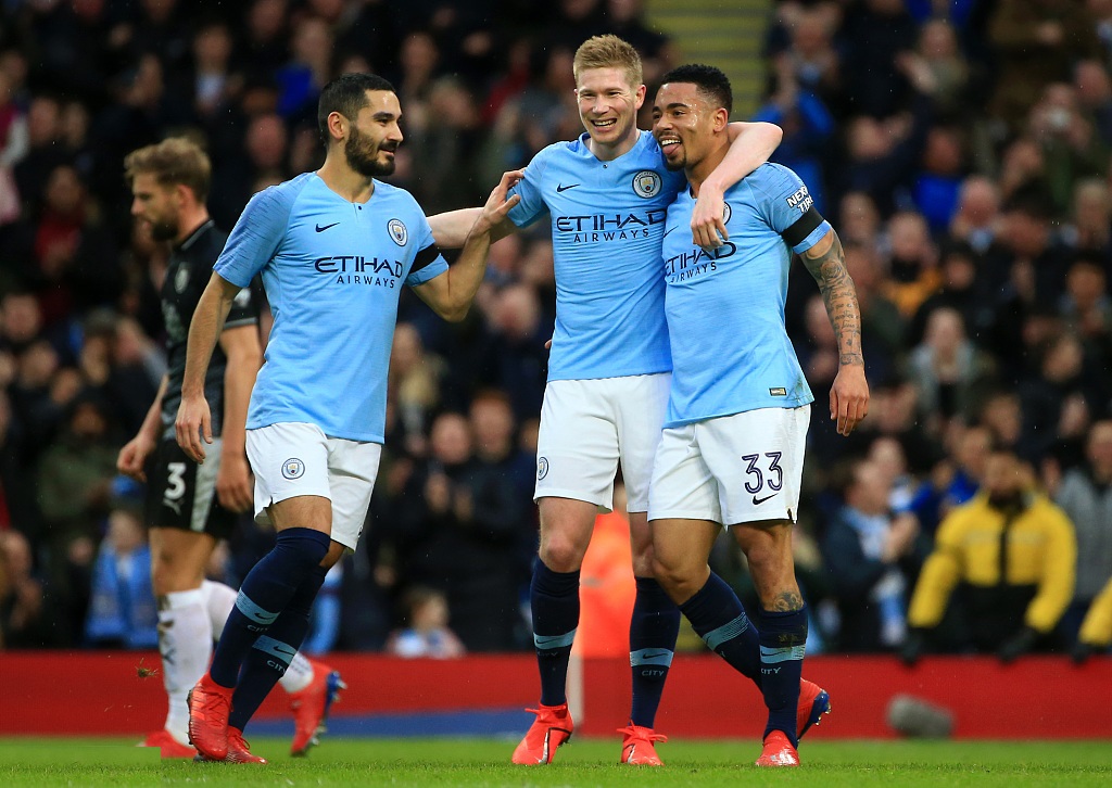 英雄出少年！17岁小胡子凌空抽射：欧冠3连斩创纪录 身价2000万欧（少年成名！17岁“小胡子”凌空破门，欧冠三连斩刷新纪录，身价2000万欧）