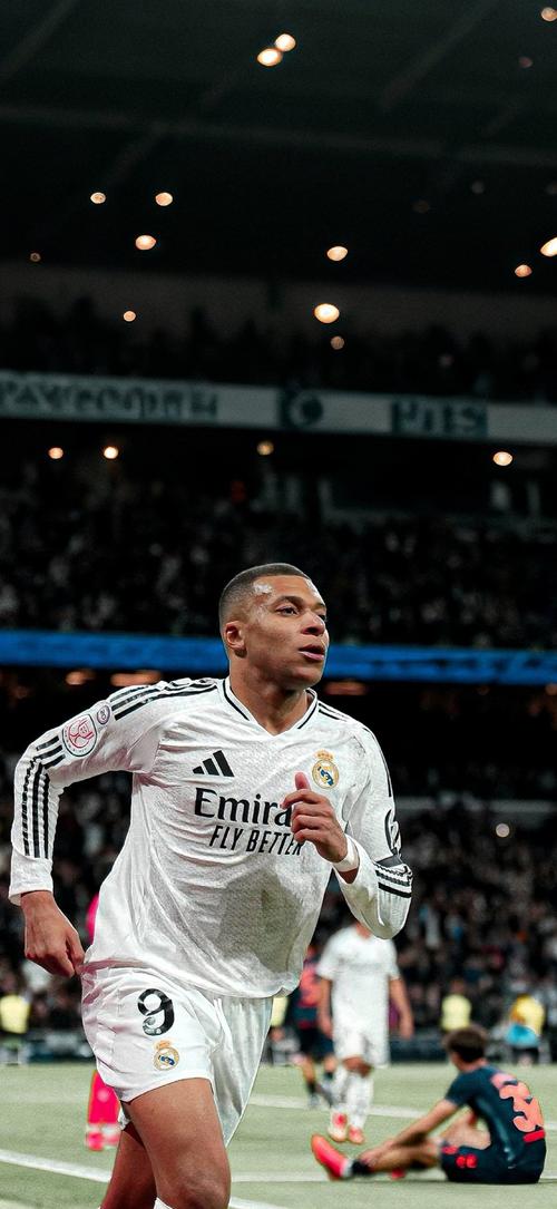 前15轮德甲凯恩6次当选全场最佳，比其他球员至少多3次（德甲前15轮：凯恩6次当选全场最佳，领先其他球员至少3次）