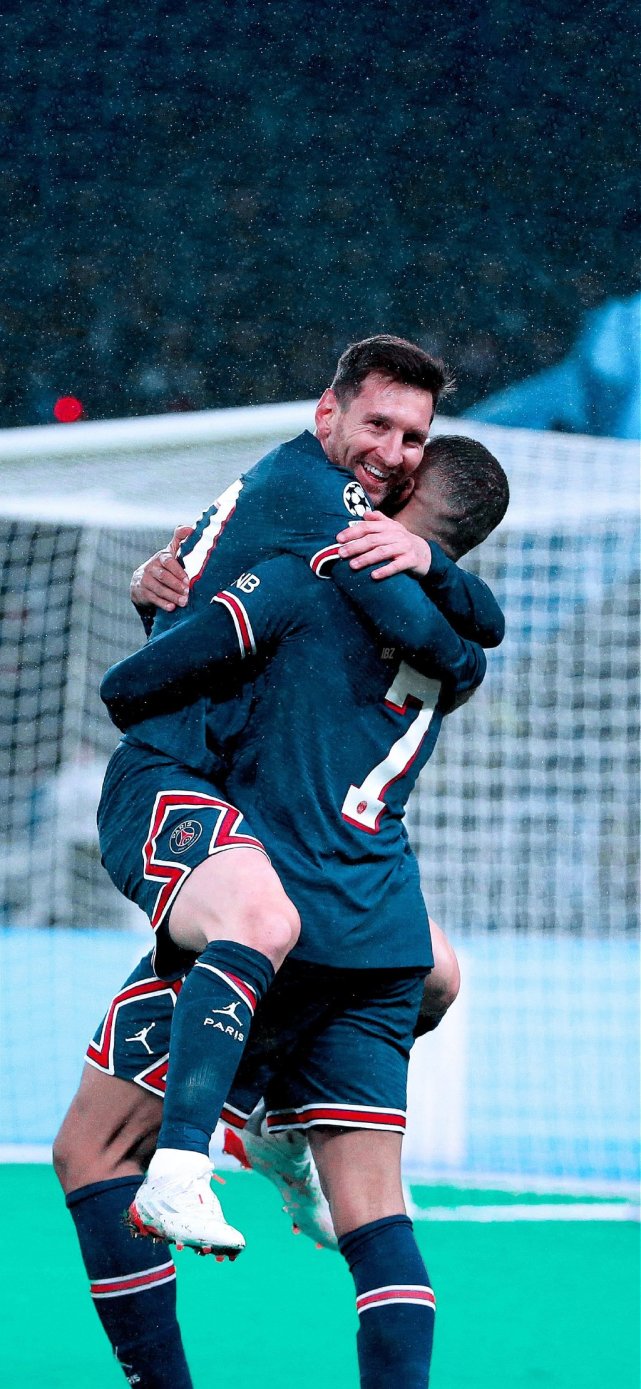 欧洲足球专家称赞瓦尔迪：他完美契合克雷莫内塞，能踢到41岁（欧足专家盛赞瓦尔迪：与克雷莫内塞完美匹配，有望踢到41岁）