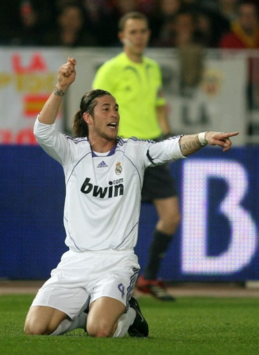 阿莱格里利用圣诞节给AC米兰全队放假一天（圣诞节阿莱格里为AC米兰全队安排一天假期）