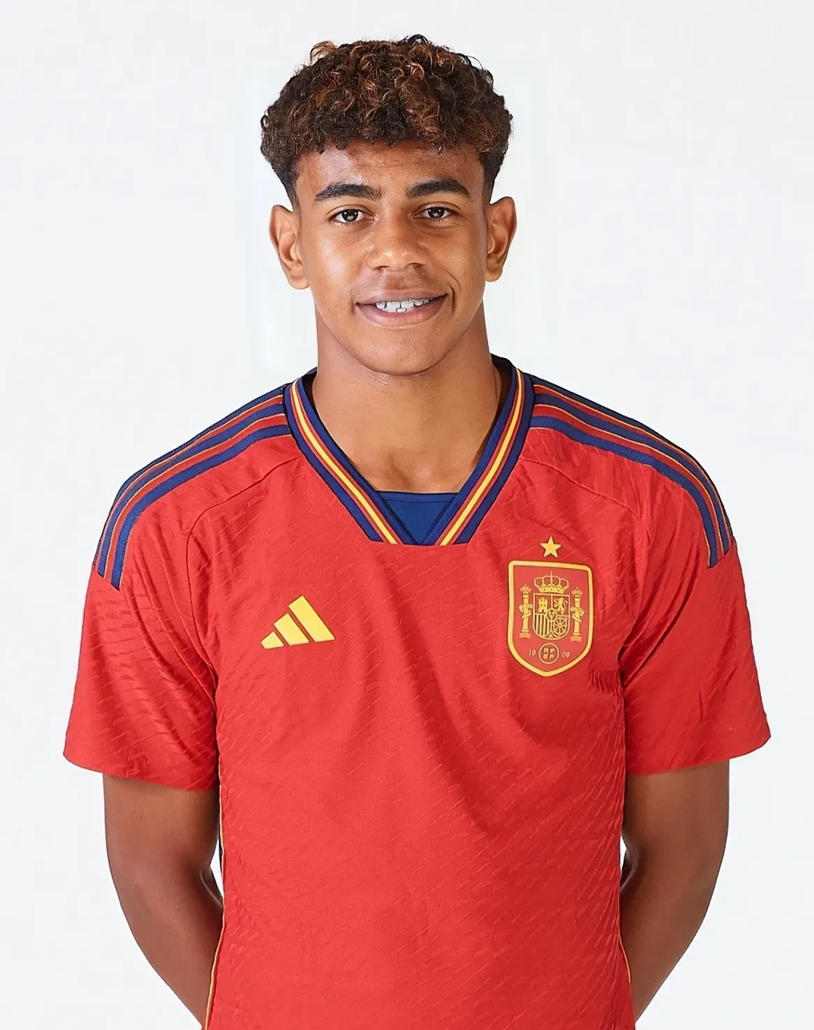 上海海港实现中超三连冠，为中国顶级联赛历史第三队（上海海港斩获中超三连冠，成为中国顶级联赛史上第三支达此成就的球队）