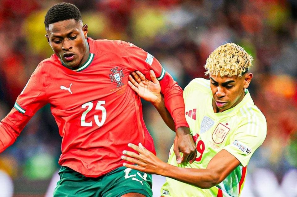 热刺抵达韩国受到热烈欢迎，有球迷在与麦迪逊合影时激动流泪