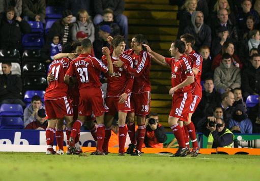 网红“小溥仪”现场观战北京国安比赛，与张稀哲合影留念