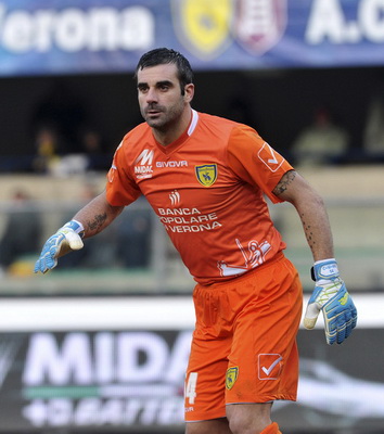 曼联在关键比赛中表现不佳，换人失误导致防守漏洞，边路优势被对手逆转，整体表现令球迷不满。