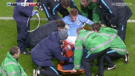 被批把队长袖标扔在地上泄愤，曼德拉戈拉：是队友没接住（被指怒扔队长袖标泄愤，曼德拉戈拉澄清：是传给队友，没接到才落地）